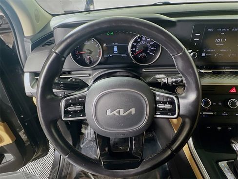 Used 2024 Kia Carnival LX image 11