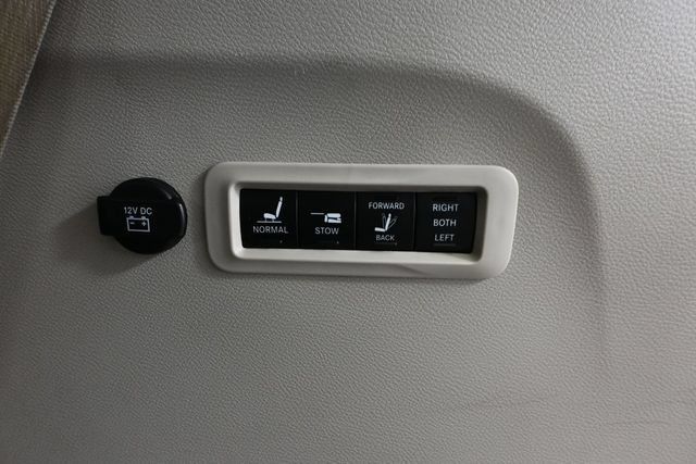 Used 2018 Chrysler Pacifica Limited FWD image 38