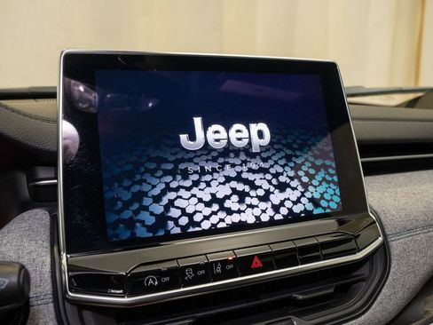 Used 2024 Jeep Compass Latitude image 12