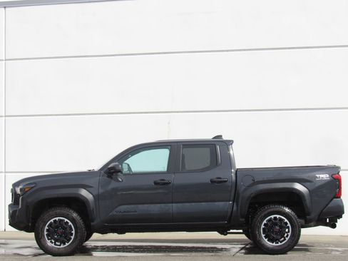 Certified 2024 Toyota Tacoma TRD Off-Road AWD/4WD image 4