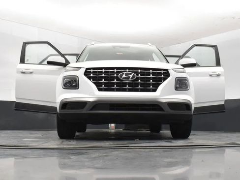 Used 2024 Hyundai Venue Limited image 11