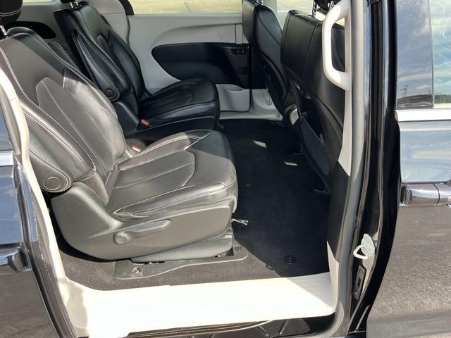 Used 2023 Chrysler Pacifica Touring-L FWD image 22