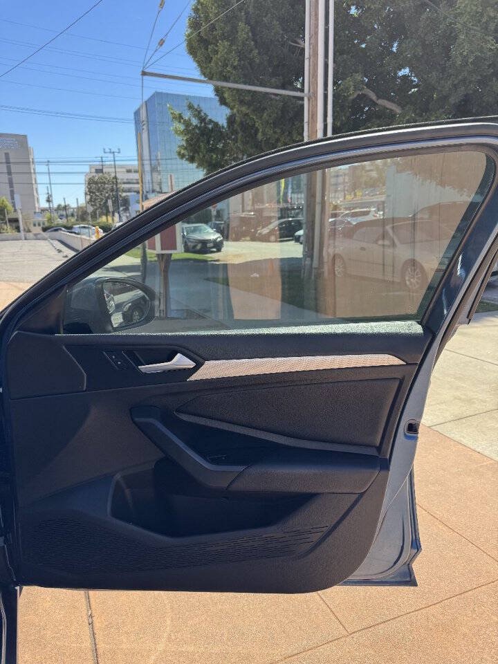 Used 2019 Volkswagen Jetta R-Line FWD image 17