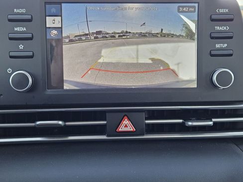 Certified 2025 Hyundai Elantra SE FWD image 14