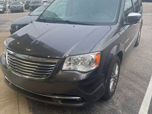Used 2016 Chrysler Town & Country Touring-L w/ Driver Convenience Group image 1