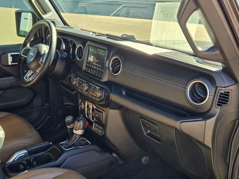 Used 2020 Jeep Wrangler Unlimited Sahara image 28