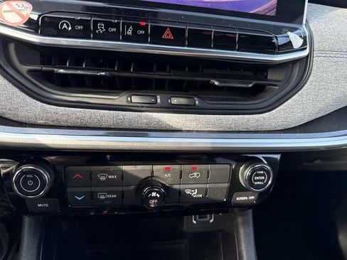 Used 2024 Jeep Compass Latitude image 30