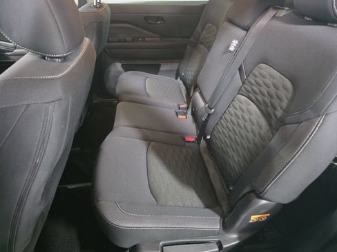 Used 2025 Nissan Pathfinder SV AWD/4WD image 14