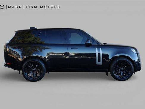 Used 2023 Land Rover Range Rover SE AWD/4WD image 2