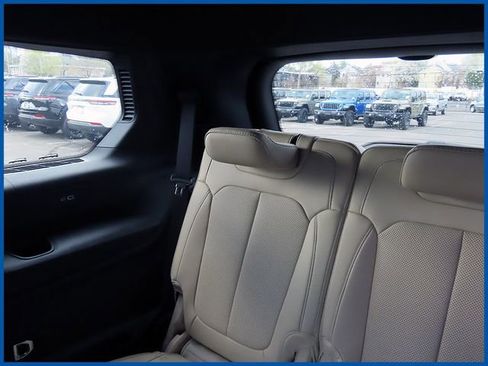 Used 2023 Jeep Grand Cherokee L Limited w/ Luxury Tech Group II AWD/4WD image 12