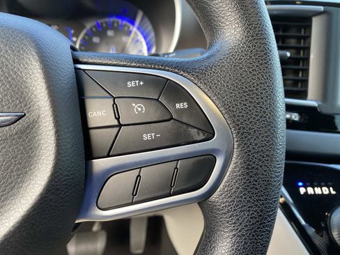 Used 2019 Chrysler Pacifica LX image 14