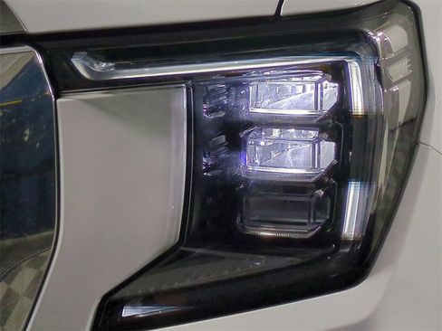 Used 2024 GMC Yukon XL SLT image 10