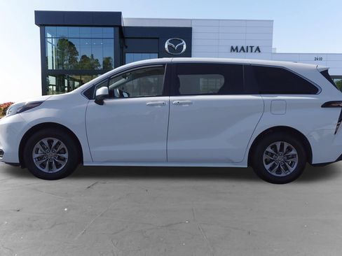 Used 2025 Toyota Sienna LE FWD image 6