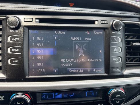 Used 2016 Toyota Highlander XLE AWD/4WD image 25