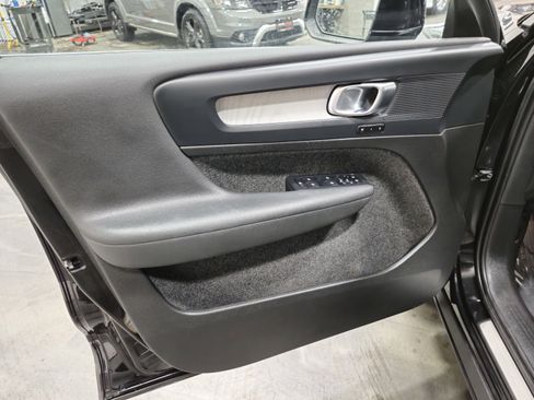 Used 2024 Volvo XC40 B5 Core image 27