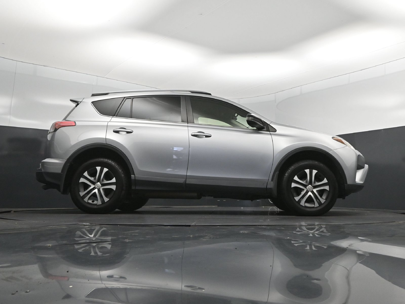 Used 2018 Toyota RAV4 LE FWD image 43