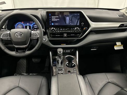 Used 2023 Toyota Highlander Platinum image 22
