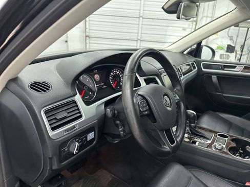 Used 2016 Volkswagen Touareg TDI image 9