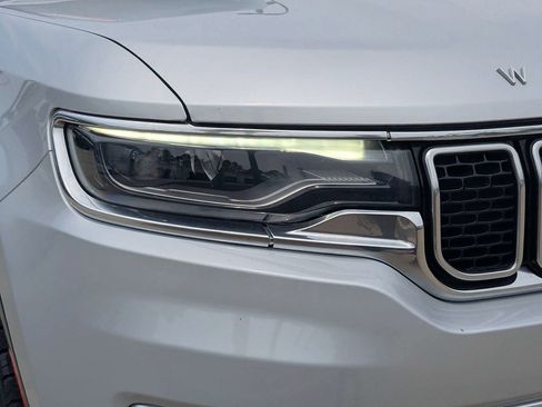 Certified 2024 Jeep Wagoneer Series II AWD/4WD image 9