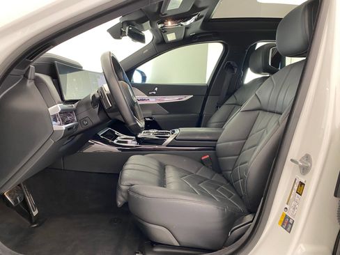 Used 2024 BMW 750e xDrive AWD/4WD image 4