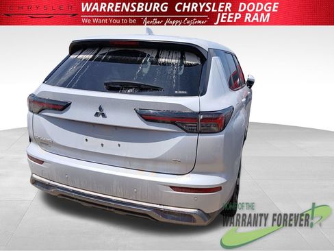 Used 2025 Mitsubishi Outlander SE AWD/4WD image 2