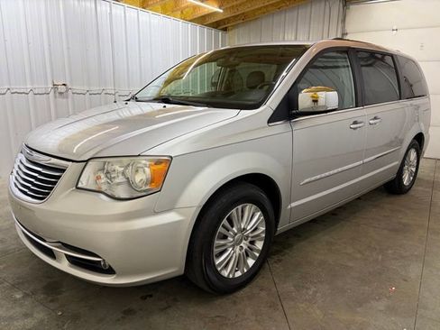 Used 2012 Chrysler Town & Country Touring-L w/ Premium Group FWD image 3
