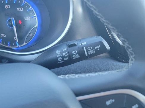 Certified 2023 Chrysler Pacifica Touring-L image 39