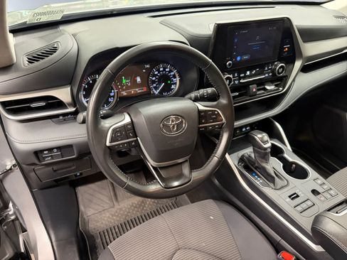 Used 2025 Toyota Highlander LE AWD/4WD image 6