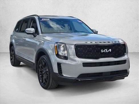 Used 2022 Kia Telluride EX w/ EX Premium Package image 3