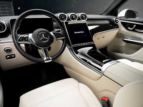 Used 2025 Mercedes-Benz GLC 350e GLC 350e image 2