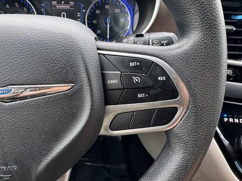 Used 2017 Chrysler Pacifica Touring FWD image 21