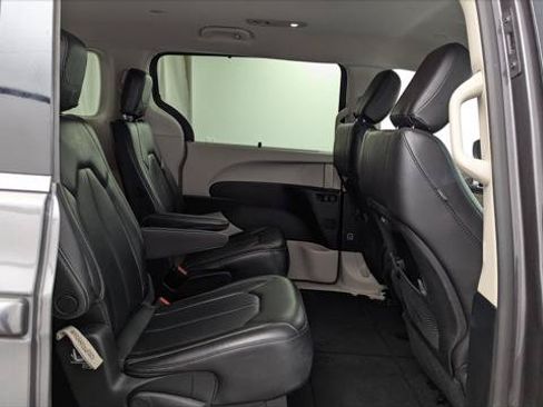Used 2023 Chrysler Pacifica Touring-L FWD image 19
