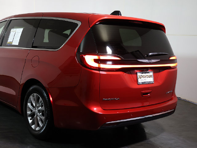 Used 2026 Chrysler Pacifica Limited FWD image 11
