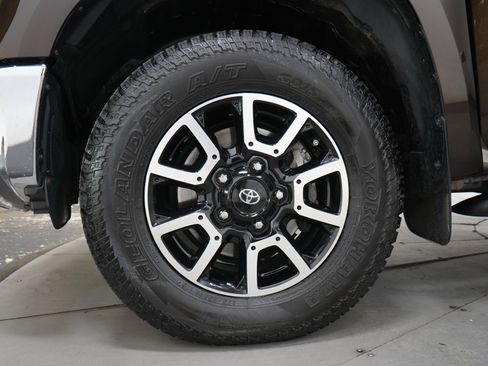 Used 2018 Toyota Tundra Limited w/ Limited Premium Package AWD/4WD image 32