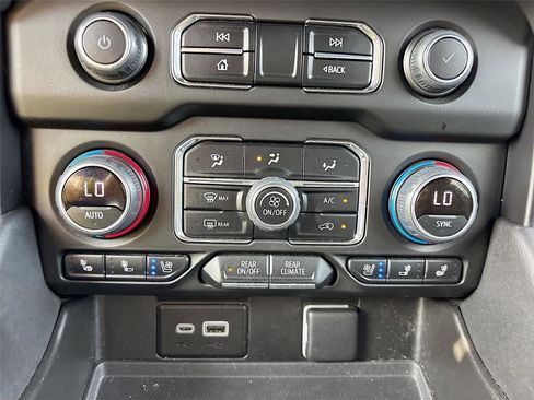 Used 2023 Chevrolet Suburban Premier image 19