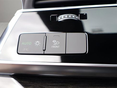 Used 2019 Audi Q8 Premium image 20