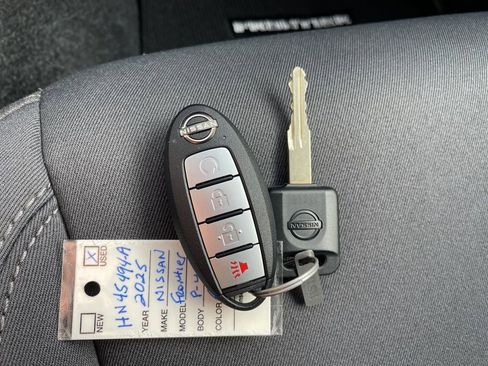 Used 2025 Nissan Frontier SV w/ SV Convenience Package image 23