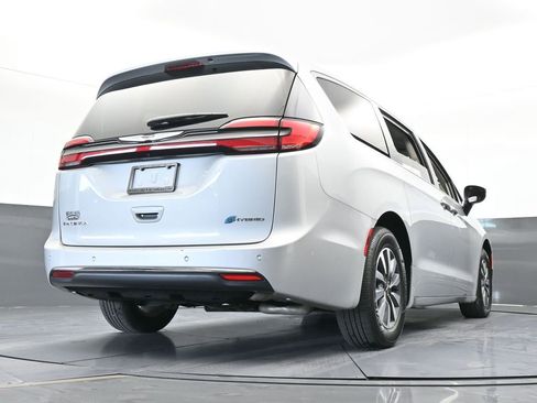 Used 2024 Chrysler Pacifica Select image 64