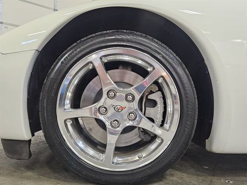 Used 2004 Chevrolet Corvette Coupe w/ Roof Package RWD image 15