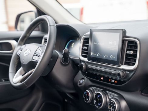 Certified 2025 Hyundai Venue SEL image 12