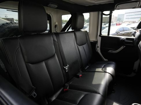 Used 2015 Jeep Wrangler Unlimited Rubicon w/ Connectivity Group AWD/4WD image 25
