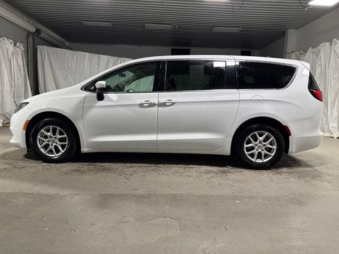 Used 2022 Chrysler Voyager LX FWD image 4