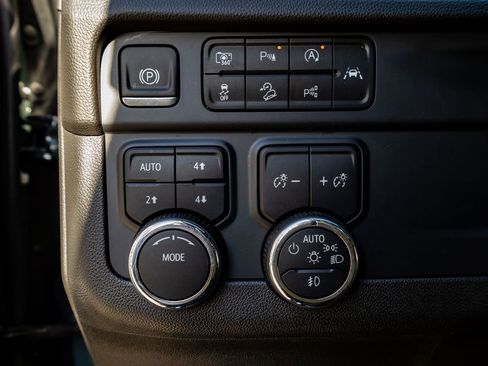 Used 2025 Chevrolet Tahoe Z71 w/ Comfort Package image 21