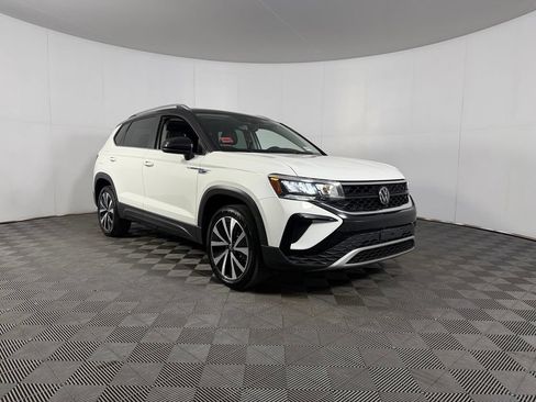 Used 2023 Volkswagen Taos SE w/ Panoramic Sunroof Package FWD image 3