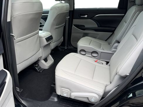 Used 2019 Toyota Highlander Limited Platinum AWD/4WD image 12