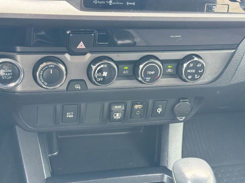 Used 2018 Toyota Tacoma TRD Off-Road AWD/4WD image 19