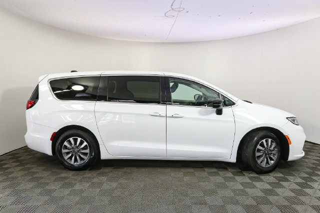 Used 2024 Chrysler Pacifica Limited FWD image 14