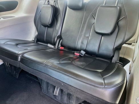 Used 2023 Chrysler Pacifica Touring-L FWD image 13