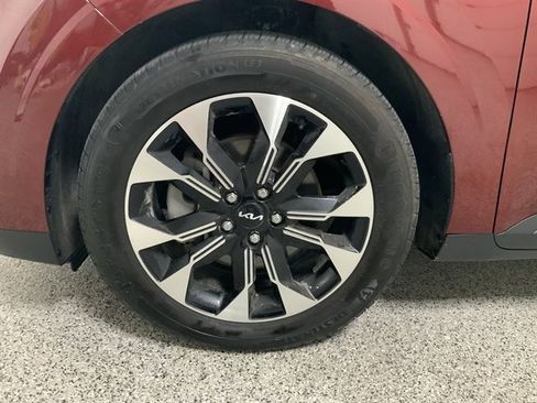 Used 2022 Kia Carnival EX image 8