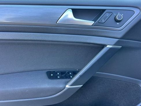 Used 2019 Volkswagen e-Golf SE image 11